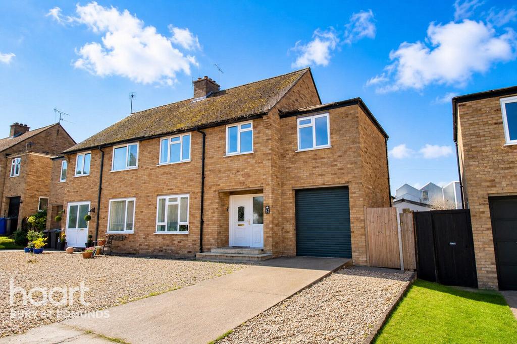 4 bedroom end of terrace house to rent