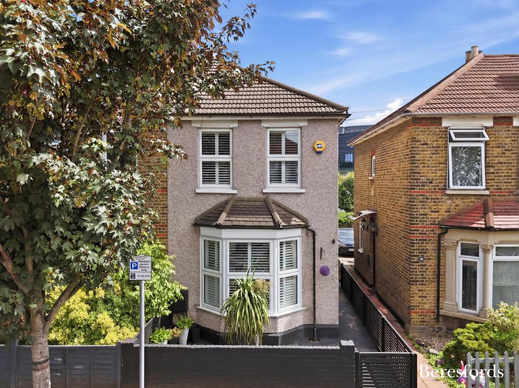 2 bedroom semi-detached house for sale in Romford on OnTheMarket