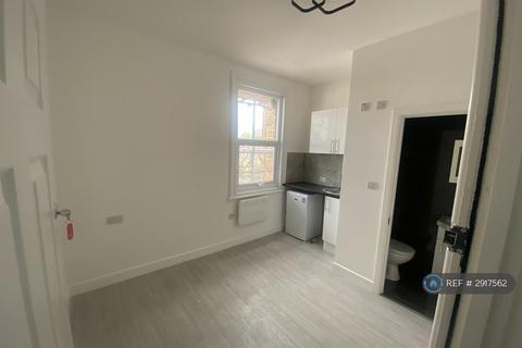 Studio to rent, Staplehurst Road, London, SE13