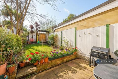 4 bedroom terraced house to rent, Barnsdale Avenue, London, E14