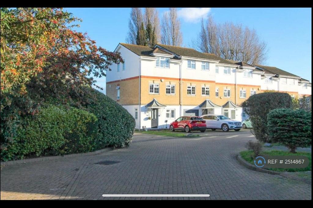 4 bedroom end of terrace house to rent
