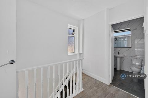 3 bedroom semi-detached house to rent, Grosvenor Road, Dagenham, RM8
