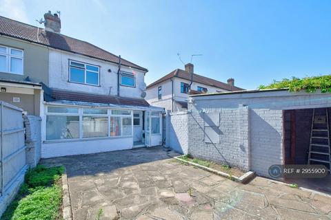 3 bedroom semi-detached house to rent, Grosvenor Road, Dagenham, RM8