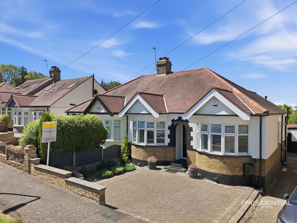 3 bedroom semi-detached bungalow for sale in Chingford on OnTheMarket