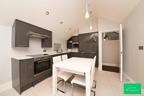 2 bedroom mews to rent, King Street, N2