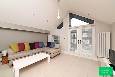 2 bedroom mews to rent, King Street, N2