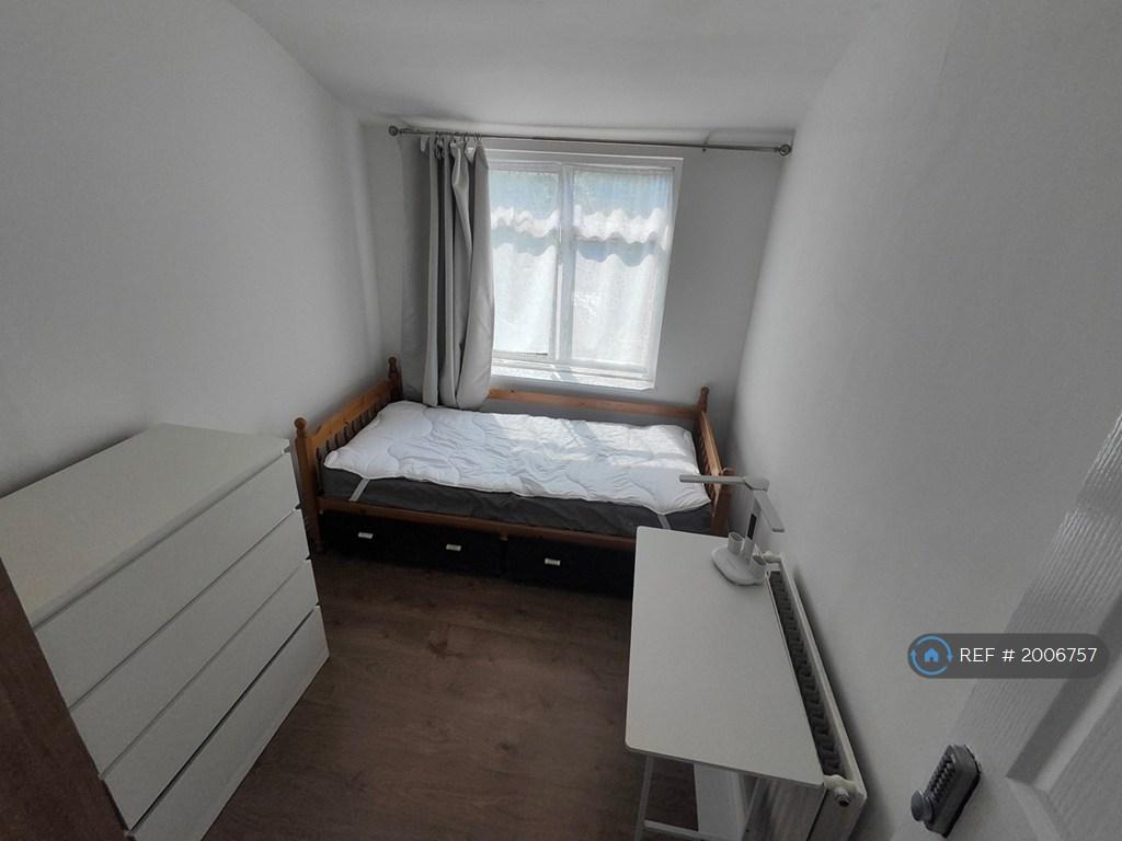 4 bedroom semi-detached house to rent