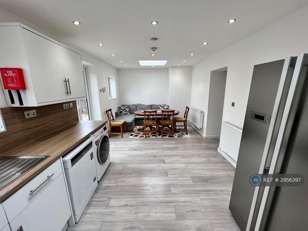 4 bedroom terraced house to rent