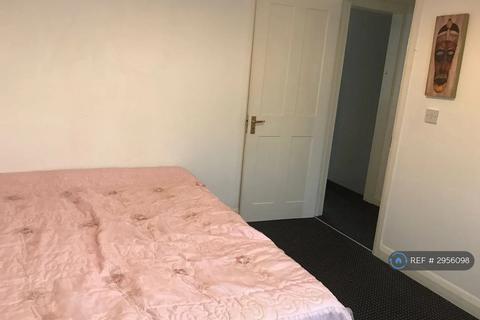 4 bedroom terraced house to rent, Westminster Gardens, Barking, IG11