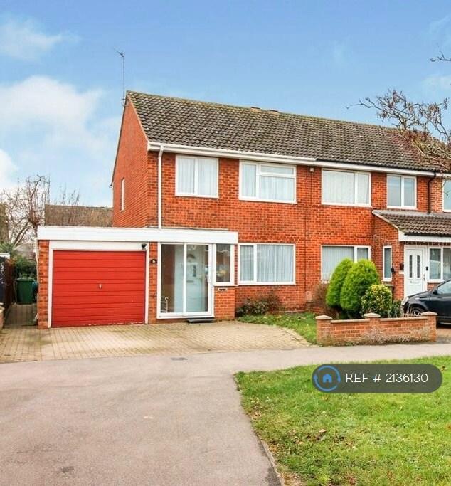 4 bedroom semi-detached house to rent