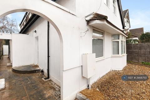 Studio to rent, Feltham Hill Road, Ashford, TW15