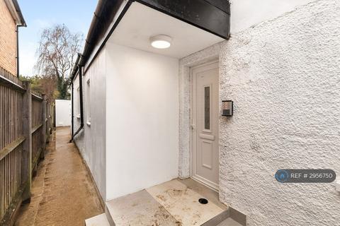 Studio to rent, Feltham Hill Road, Ashford, TW15