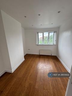2 bedroom flat to rent, Gaysham Avenue, Ilford, IG2