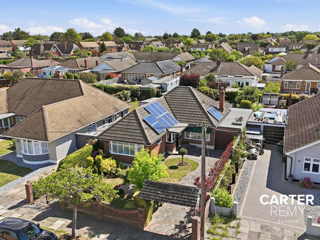 2 bedroom detached bungalow for sale in Southend-on-sea on OnTheMarket