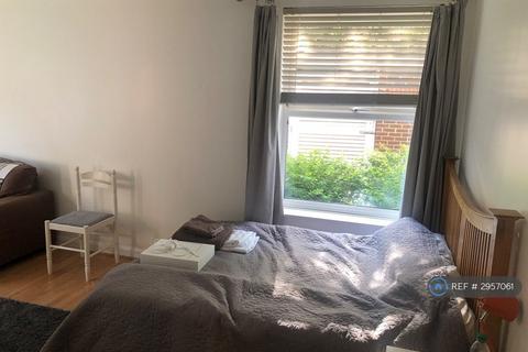 Studio to rent, Paxton Road, London, SE23