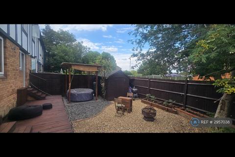 2 bedroom end of terrace house to rent, Buttermere Close, Feltham, TW14