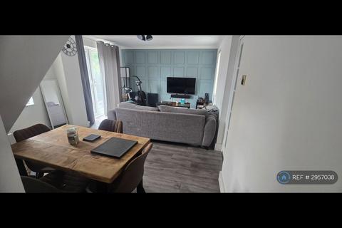 2 bedroom end of terrace house to rent, Buttermere Close, Feltham, TW14