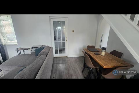 2 bedroom end of terrace house to rent, Buttermere Close, Feltham, TW14