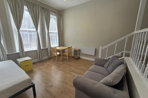 Studio to rent, Farringdon Road, London EC1R
