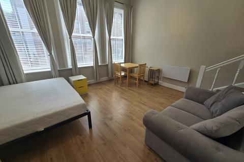 Studio to rent, Farringdon Road, London EC1R