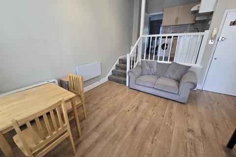 Studio to rent, Farringdon Road, London EC1R