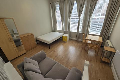 Studio to rent, Farringdon Road, London EC1R
