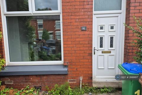 2 bedroom terraced house to rent, Searness Road, Manchester, M24