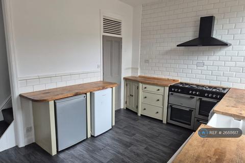 2 bedroom terraced house to rent, Searness Road, Manchester, M24