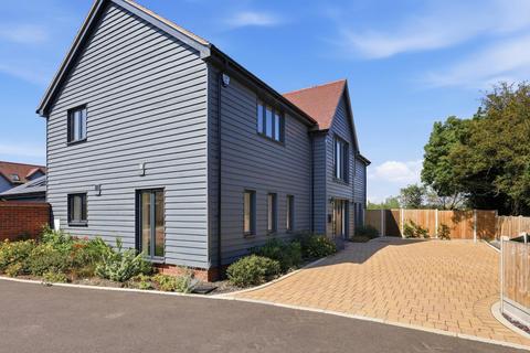 4 bedroom detached house to rent, Epping Lane, Stapleford Tawney RM4