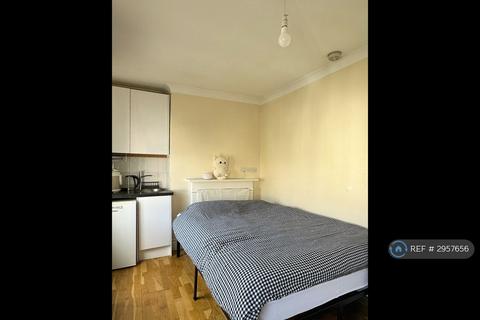 Studio to rent, Mercia Grove, London, SE13