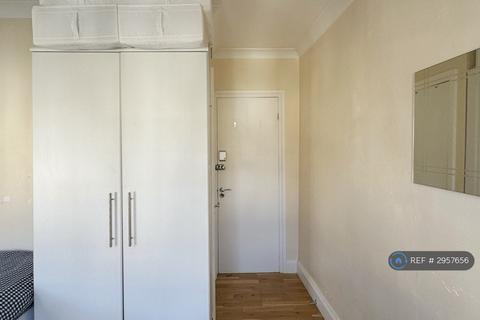 Studio to rent, Mercia Grove, London, SE13