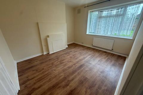 4 bedroom semi-detached house to rent, Birchway, Hayes, UB3