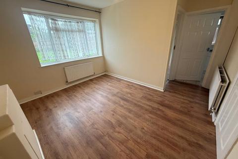 4 bedroom semi-detached house to rent, Birchway, Hayes, UB3