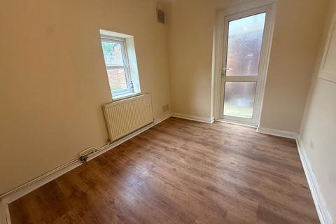 4 bedroom semi-detached house to rent, Birchway, Hayes, UB3