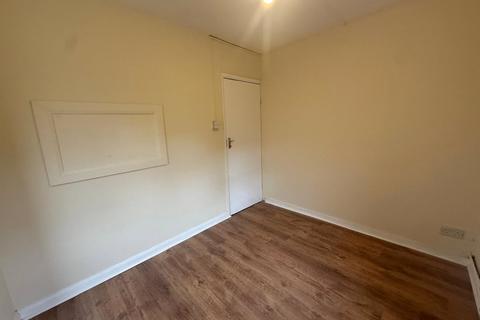 4 bedroom semi-detached house to rent, Birchway, Hayes, UB3