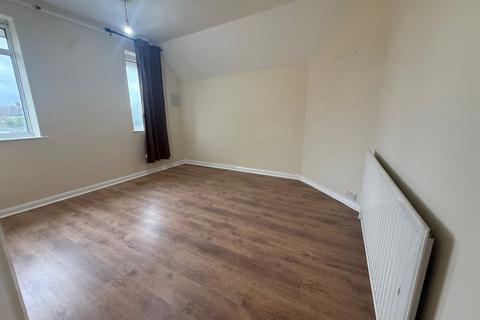 4 bedroom semi-detached house to rent, Birchway, Hayes, UB3