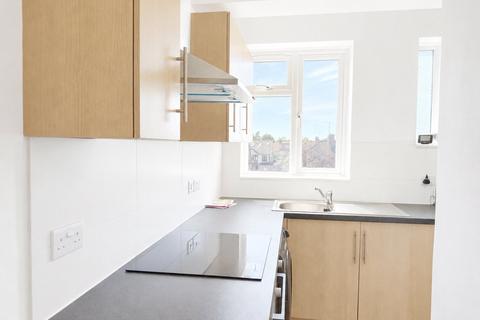 2 bedroom flat to rent, Tolworth Broadway, Surbiton, KT6