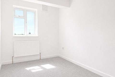 2 bedroom flat to rent, Tolworth Broadway, Surbiton, KT6