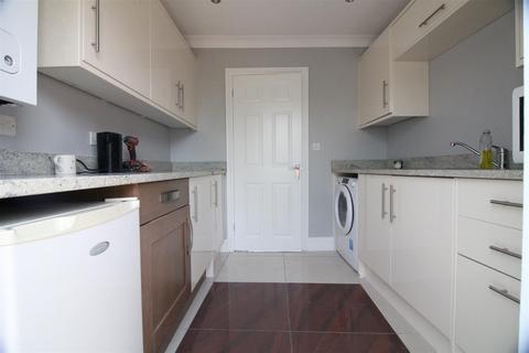 4 bedroom semi-detached bungalow to rent, Camborne Way, Heston