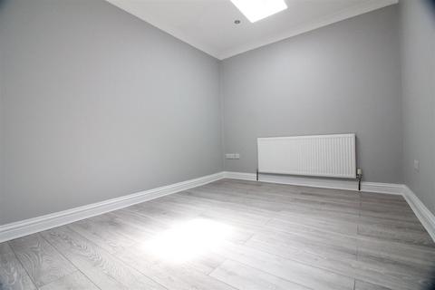 4 bedroom semi-detached bungalow to rent, Camborne Way, Heston