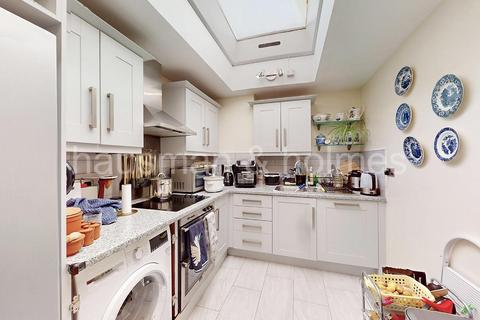 2 bedroom flat for sale, Britten Close, NW11