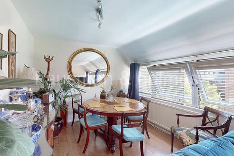2 bedroom flat for sale, Britten Close, NW11