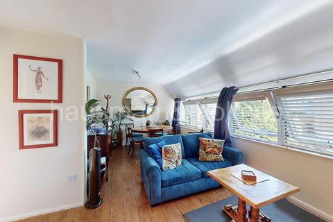 2 bedroom flat for sale, Britten Close, NW11