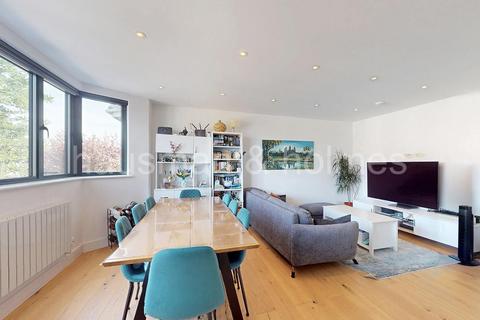 3 bedroom flat for sale, Woodstock Road, NW11
