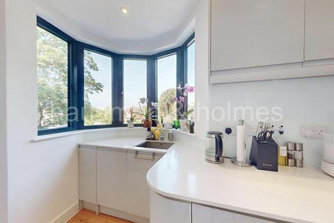 3 bedroom flat for sale, Woodstock Road, NW11
