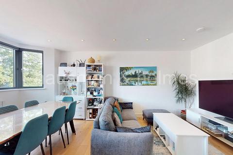 3 bedroom flat for sale, Woodstock Road, NW11