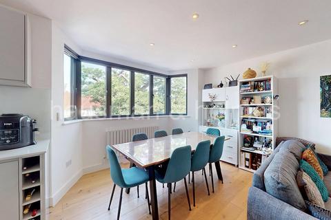 3 bedroom flat for sale, Woodstock Road, NW11