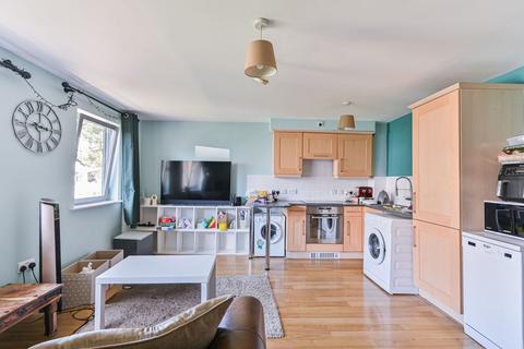 2 bedroom flat to rent, Wallace Court, Balham, London, SW17