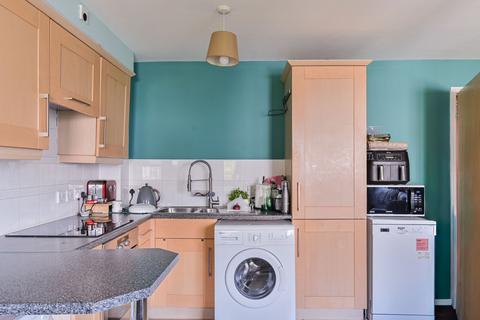2 bedroom flat to rent, Wallace Court, Balham, London, SW17
