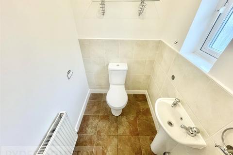3 bedroom house to rent, Victoria Court, Victoria Street, Glossop, Derbyshire, SK13